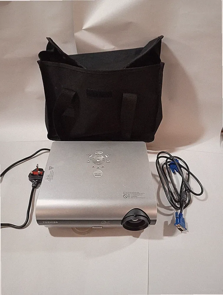 Toshiba TDP-S20 BEAMER 1400 Lumen wenig Betriebsstunden 800 x 600 VGA S Video Fernbedienung LB1