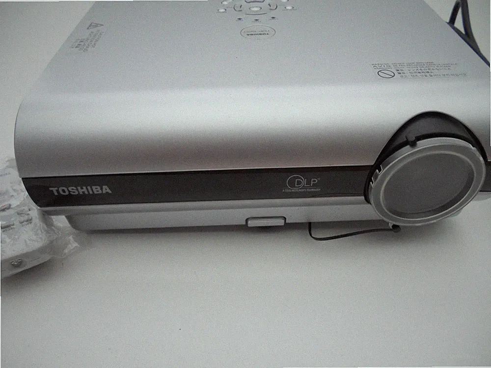 Toshiba TDP-S20 Beamer Projektor Heimkino neuwertig nur 21 stunden laufzeit