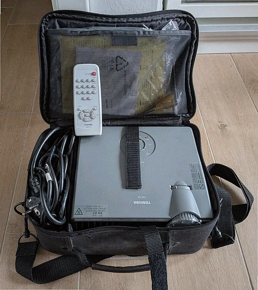 Toshiba TDP-S8 Videobeamer (Data Projector, Beamer) mit Zubehör und Tasche