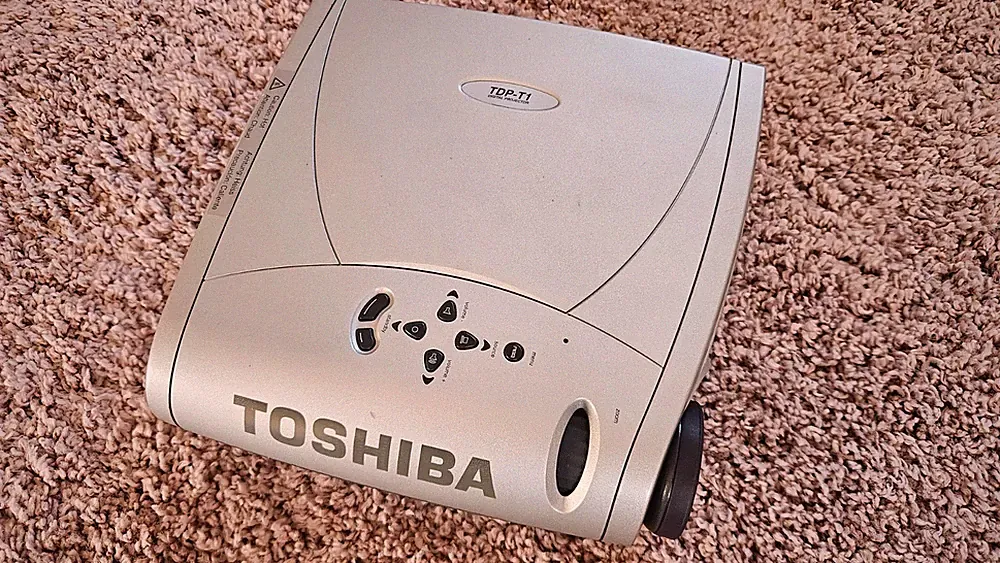 Toshiba TDP-T1 DLP Beamer / Projektor – voll funktionsfähig – mit Tasche & Zub.