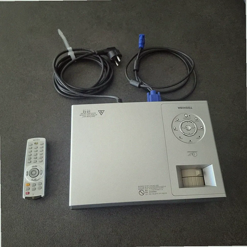 Toshiba TDP-T95 DLP-Beamer inkl. Fernbedienung & Kabeln