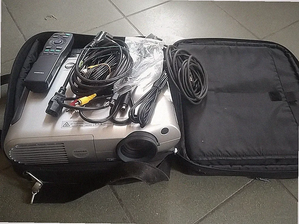 *Toshiba TLP 671*LCD Beamer Projektor+Dokumentenkamera Visualizer 1300lm 400:1
