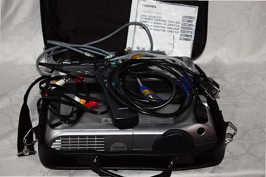 *Toshiba TLP 671*LCD Beamer Projektor+Dokumentenkamera Visualizer 1300lm Episkop
