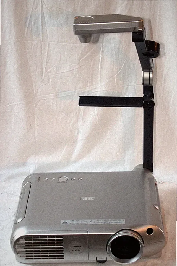*Toshiba TLP 681*LCD Beamer Projektor+Dokumentenkamera Visualizer 1500lm Episkop