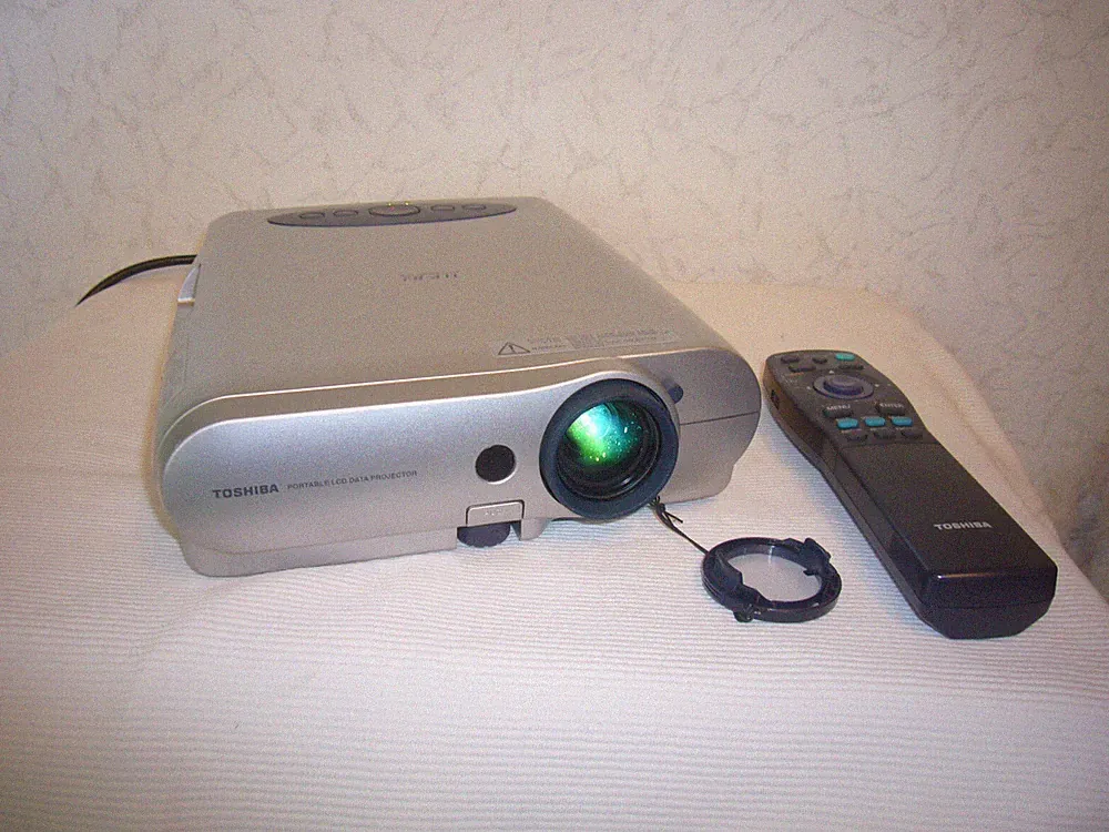 Toshiba TLP-B2 LCD Beamer Projektor 1000ANSI/LU Tragbar