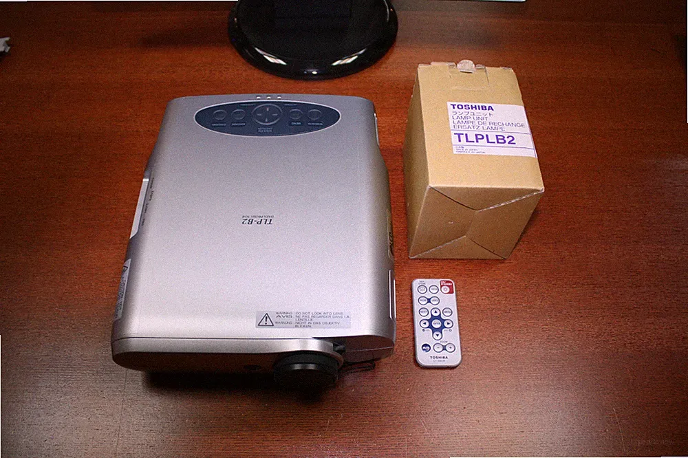 Toshiba TLP-B2 Ultra LCD Beamer mit Original Tasche + TLPLB2 NEUE Original Lampe