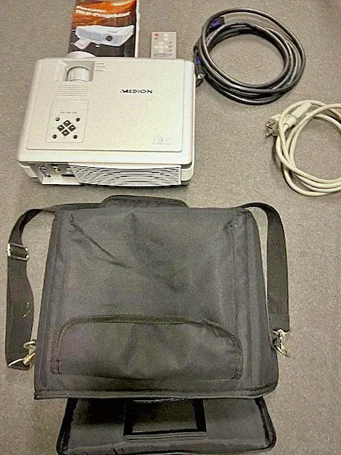 Tragbarer Beamer - Medion MD 30055BA - Projektor - Fernbedienung Tasche - TOP