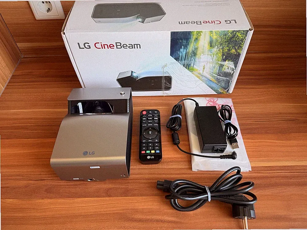 Ultrakurzdistanzbeamer LG CineBeam Mini Beam PH450UG - Neu & OVP