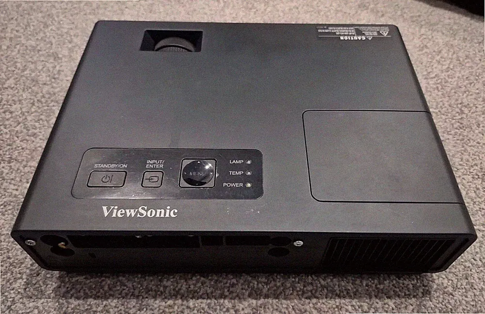 View Sonic PJ358 XGA 3LCD-Projektor, 2000 ANSI-Lumen, VS11611 Tasche & Kabel HDMI