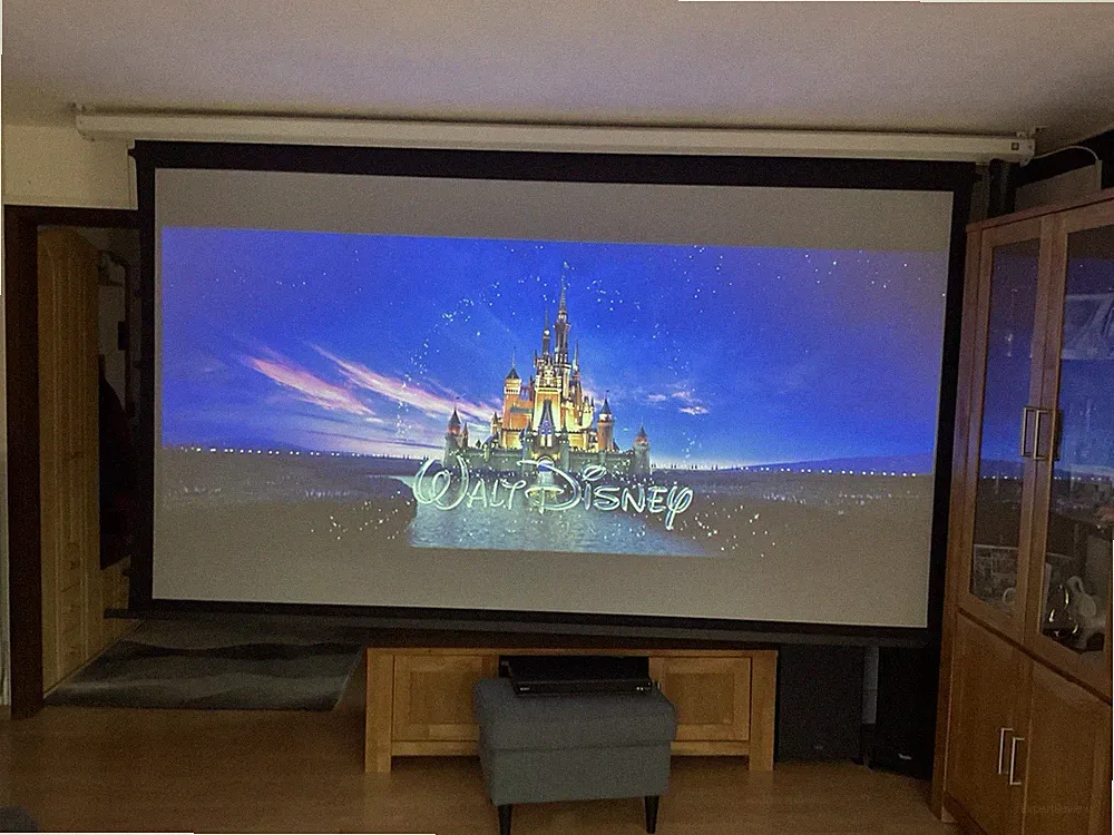 ViewSonic PX747-4K UHD-Beamer mit 3500 ANSI-Lumen, HDR - 4K mit Motorleinwand 3m