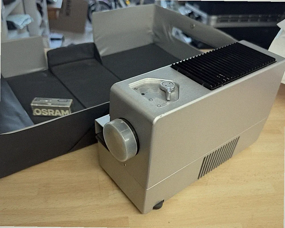 Vintage Braun Kleinbildprojektor D47 mit Fernbedienung, Netzkabel, Tragetasche