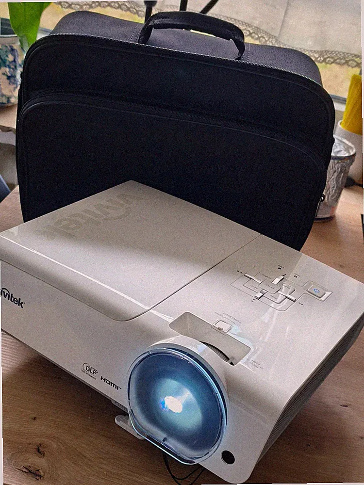Vivitek DU978-WT DLP Desktop-Projektor XGA 5000 ANSI HDMI Weiß inkl. Tasche