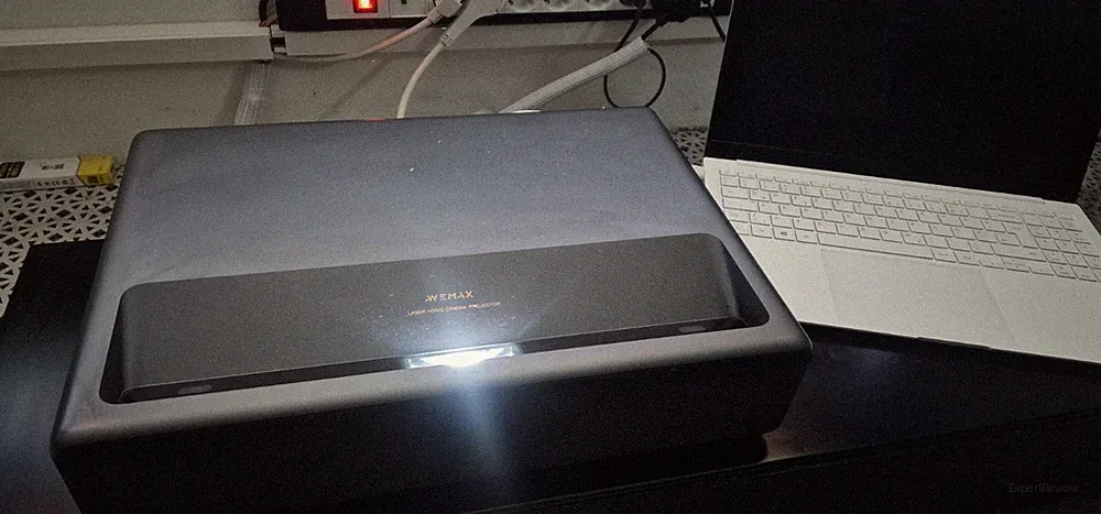 WEMAX ONE Pro 4K Laser Projektor / Ultrakurzdistanz-Beamer