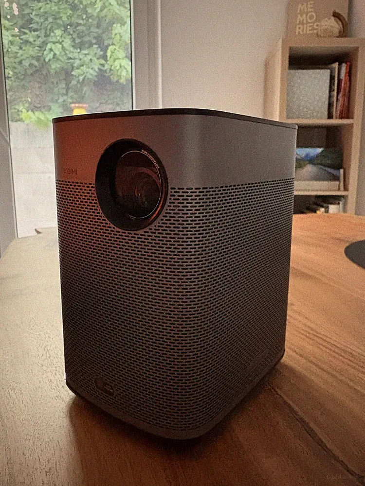 XGIMI Halo+ Mini Beamer, Full HD mit Deckenhalter