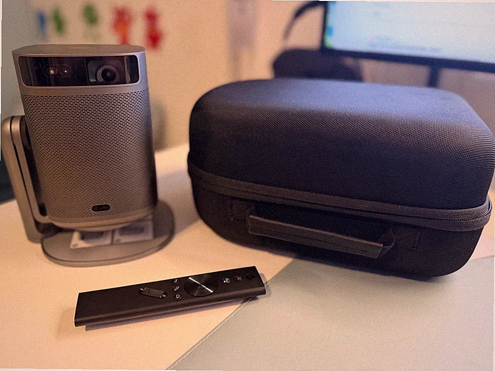 XGIMI MoGo 2 Pro Beamer, 1080P Beamer, mit Mehrwinkelständer, WiFi und Bluetooth