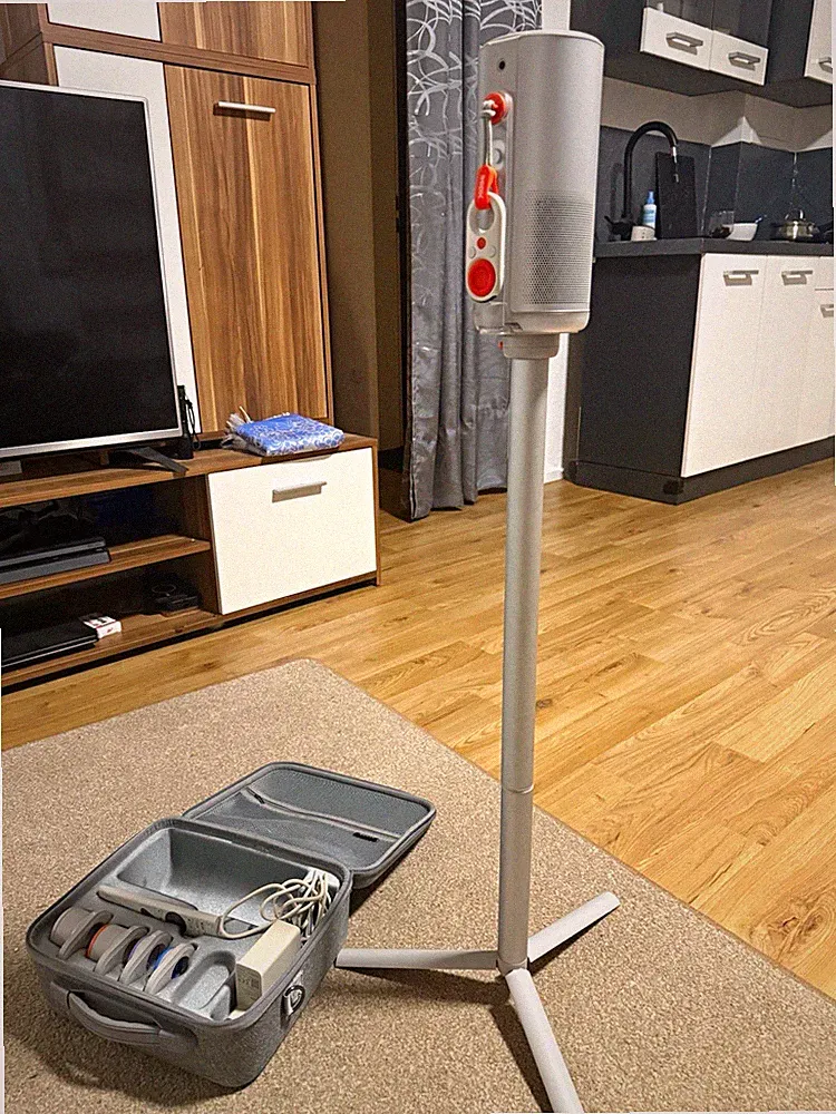 XGIMI MoGo 4 Heimkino-Beamer Google TV mit PowerBase Stand & Tragetasche