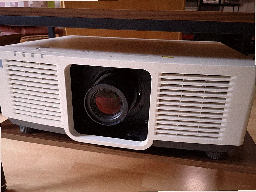 Zur WM Großbild-Beamer Panasonic PT-MZ880 weiß, Laser, WUXGA, 8.000 lm